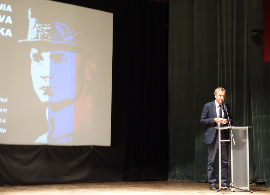 Slavomír Michálek pri prednášaní textu 20. júla 2020 v Brezovej pod Bradlom v predvečer 140. výročia narodenia generála M. R. Štefánika