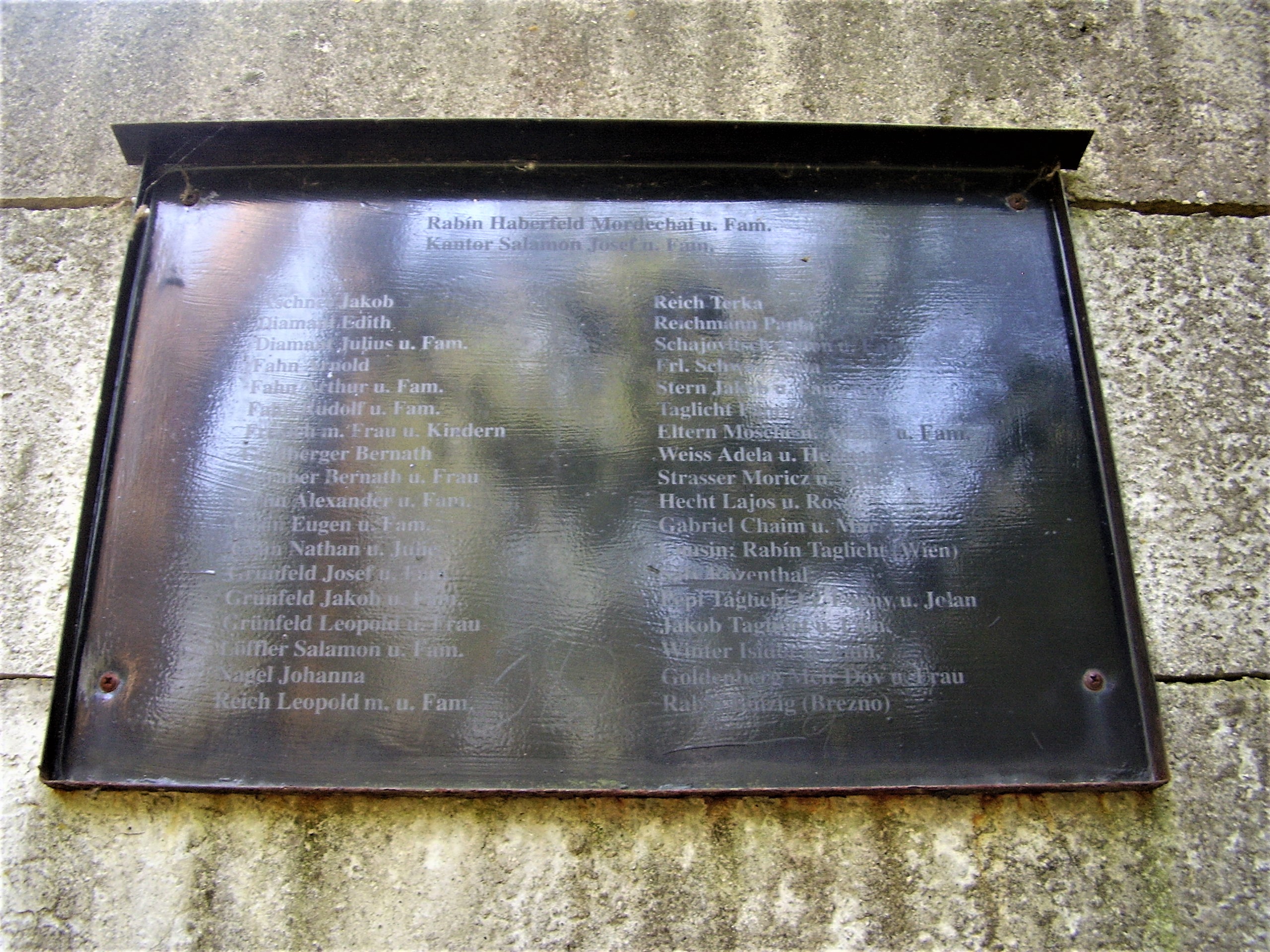 Pamätná tabuľa obetí holokaustu na brezovskom židovskom cintoríne